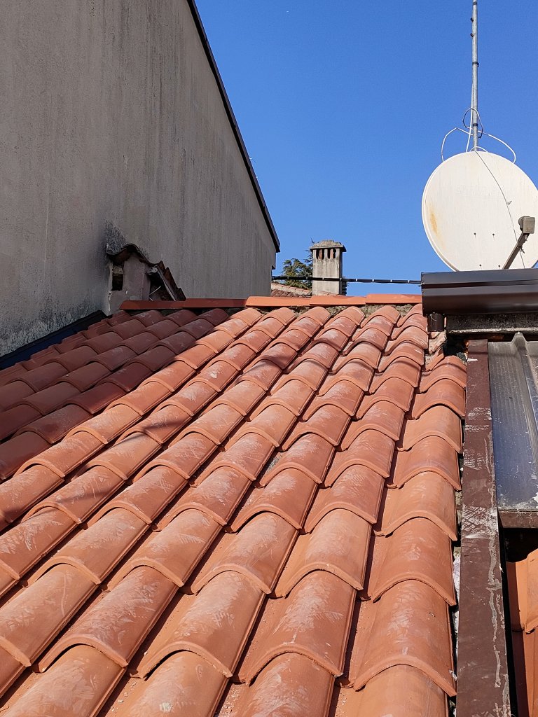 IMG20220218140610 Manto di copertura in coppi nel cantiere di manutenzione a Verona
