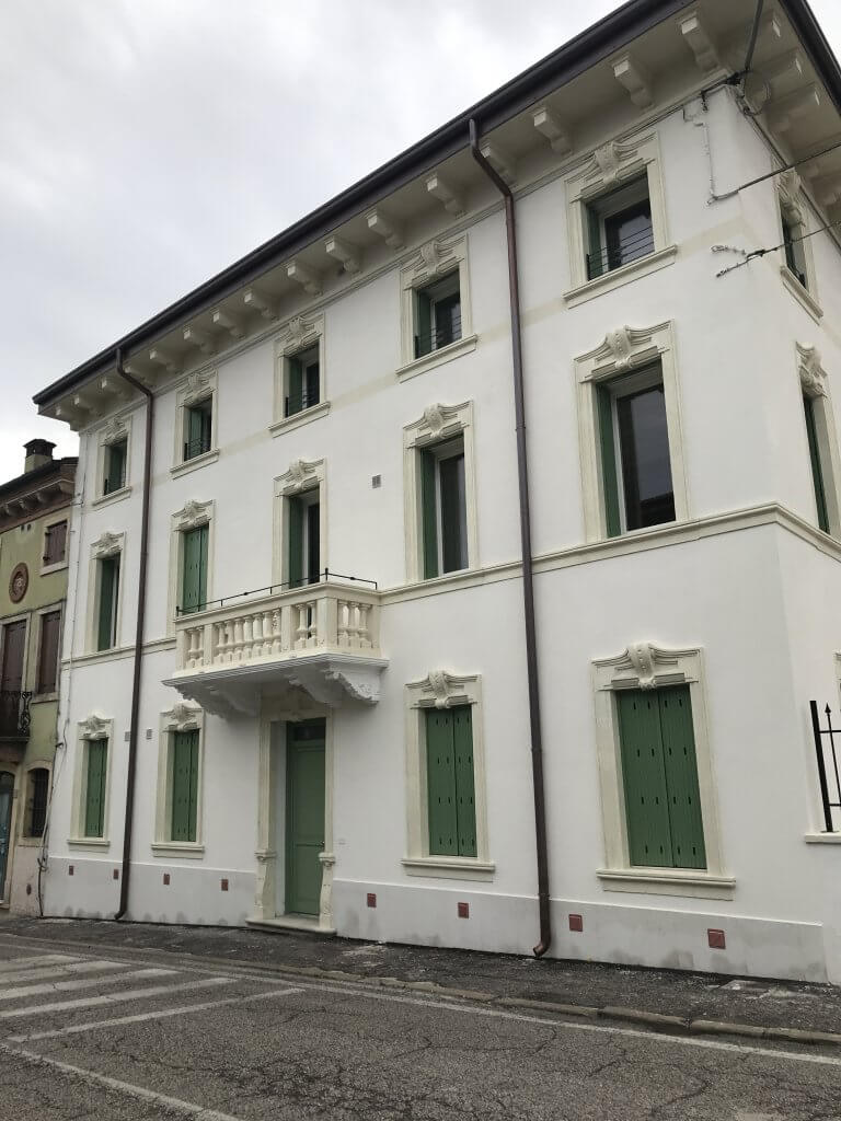 IMG_7611 Facciata della palazzina liberty restaurata a Caldiero